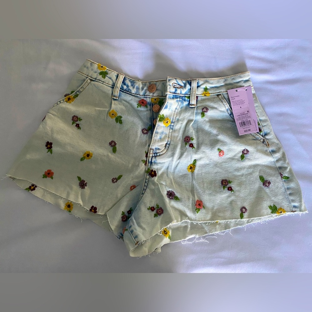 Wild Fable Size 4 floral denim shorts
